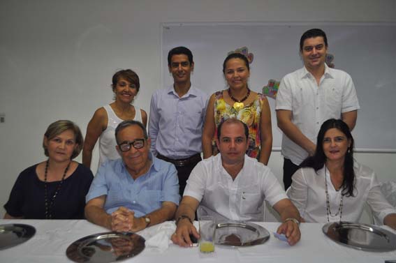 El cumplimentado junto a su esposa Socorro de Méndez, Camilo Noguera, Claudia Malkún, Beatriz Gracia, Erick Grandjean, Rosalba Antonio y Cesar Aguilar. 
